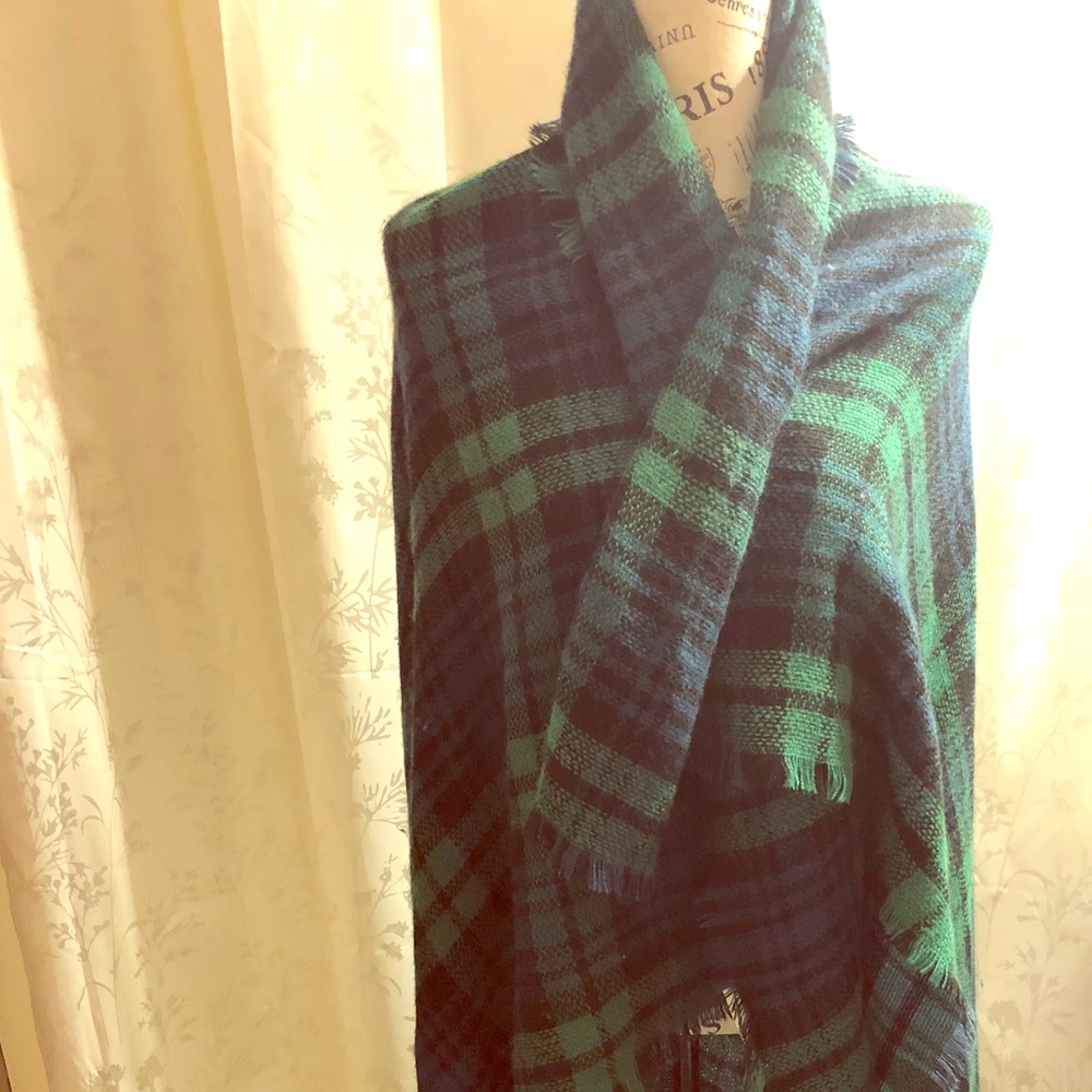 ✨PRICE DROP✨ Plaid winter scarf.